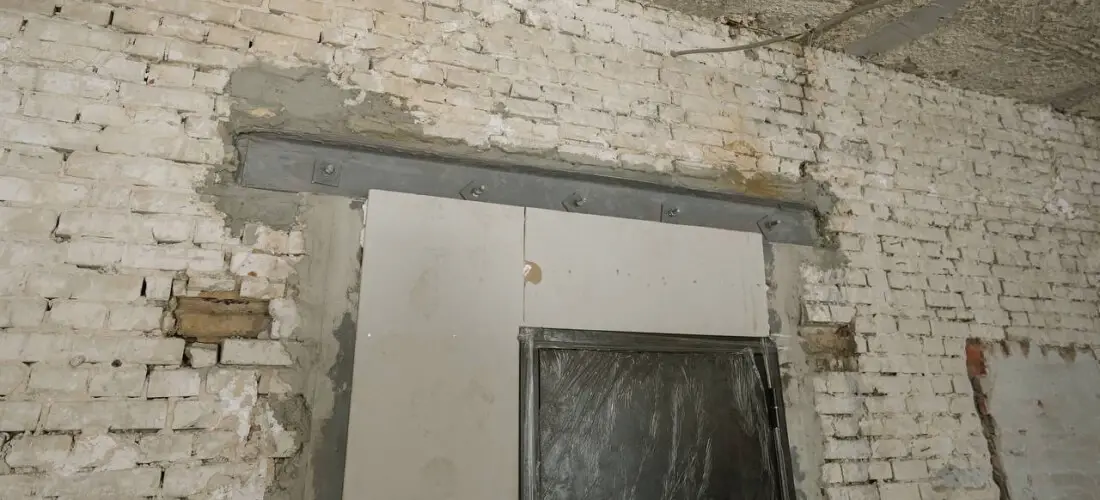 Эксперт анализирует результаты инженерных изысканий