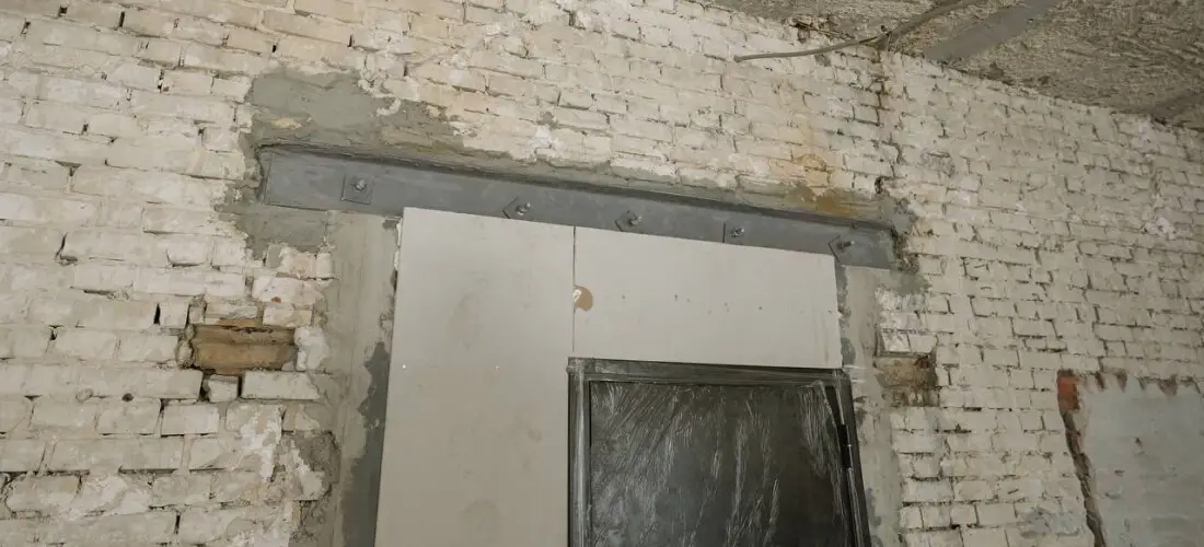 Эксперт анализирует результаты инженерных изысканий