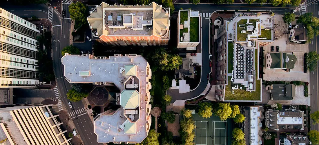 Эксперт анализирует конструктивные решения проекта