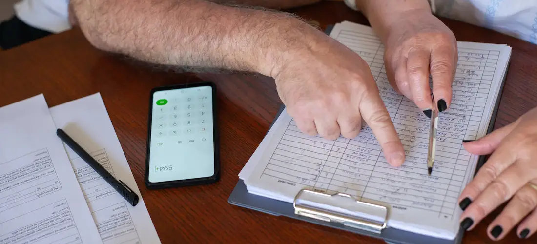 Специалист работает с ЕГРЗ для регистрации заключения экспертизы